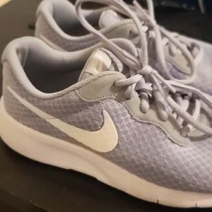 Size 7 women nike shoes